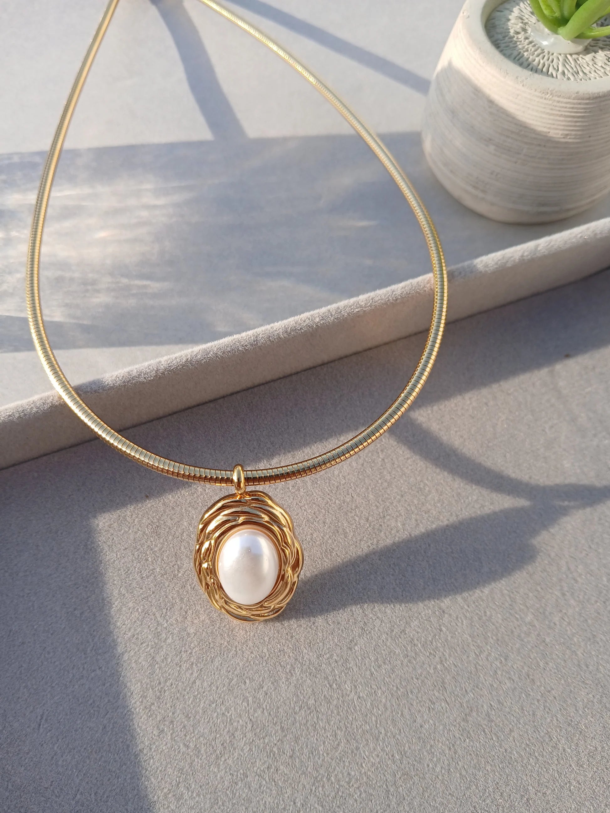 White Pearl Gold Solid Choker