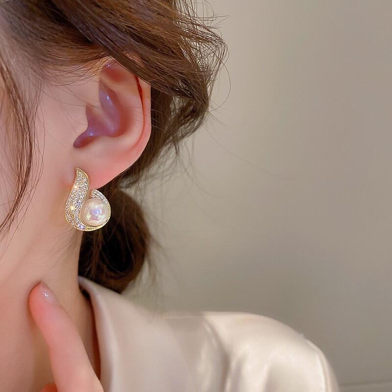 Blue Eyes Zircon Fishtail Water Drop