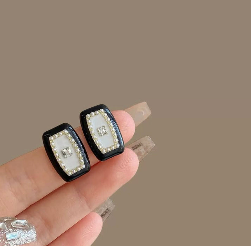 Black and White Pearl Stud Earrings