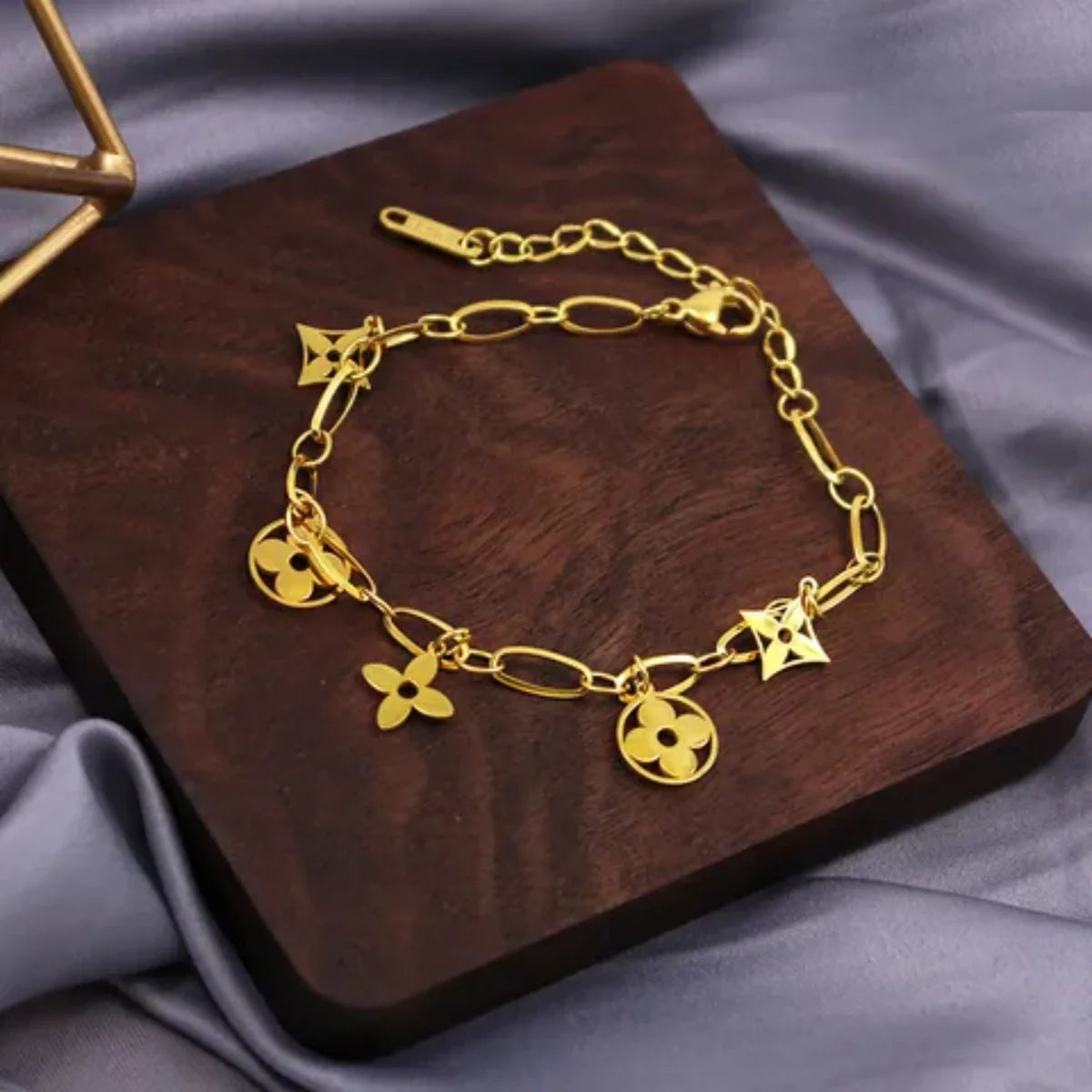 Lucky Flower Chain Golden Bracelet
