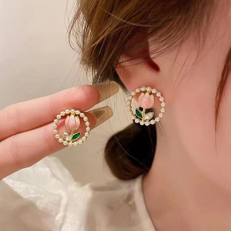 Korean Tulip in Pearl Round Earrings